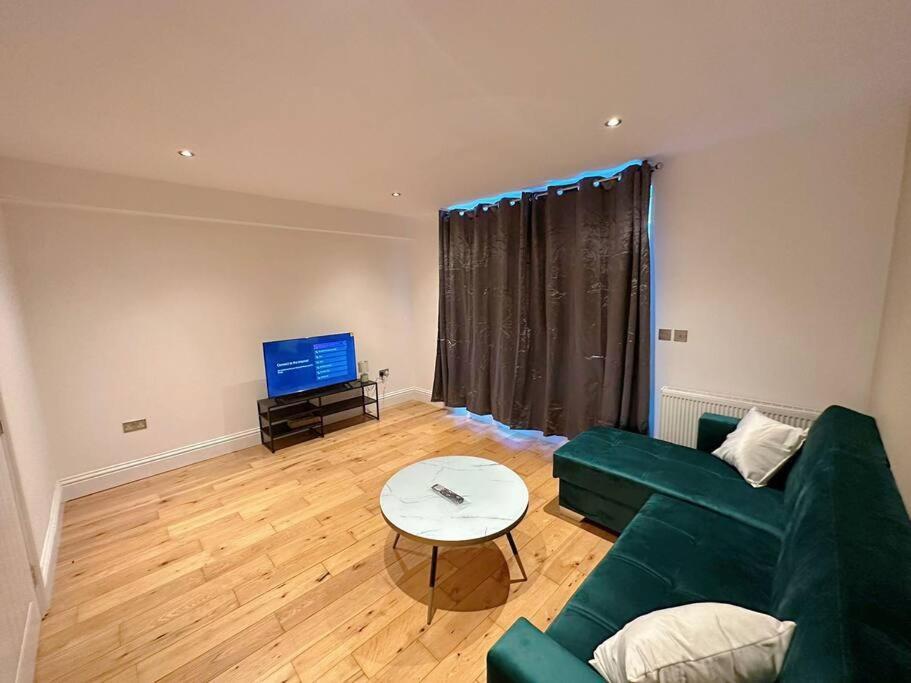 1 Bed Flat Near Apartament