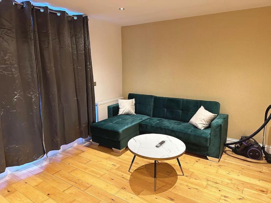 1 Bed Flat Near Apartament *