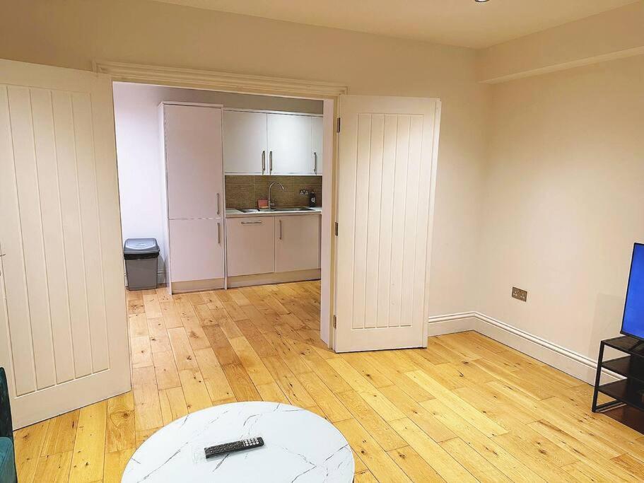 1 Bed Flat Near * Londra